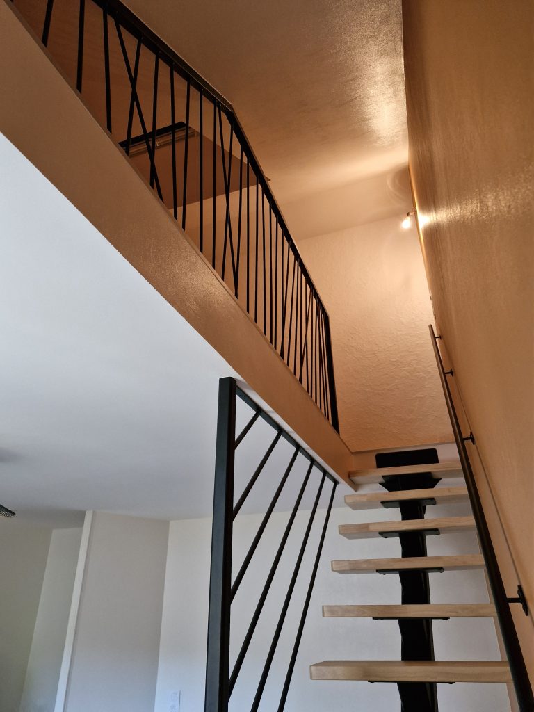 Escalier à limon central métallique avec marches bois et garde-corps sur mesure