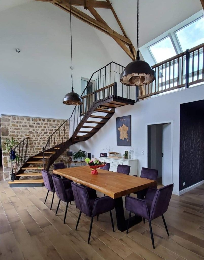 Escalier métal et bois avec garde-corps à barreaux verticaux sur mesure