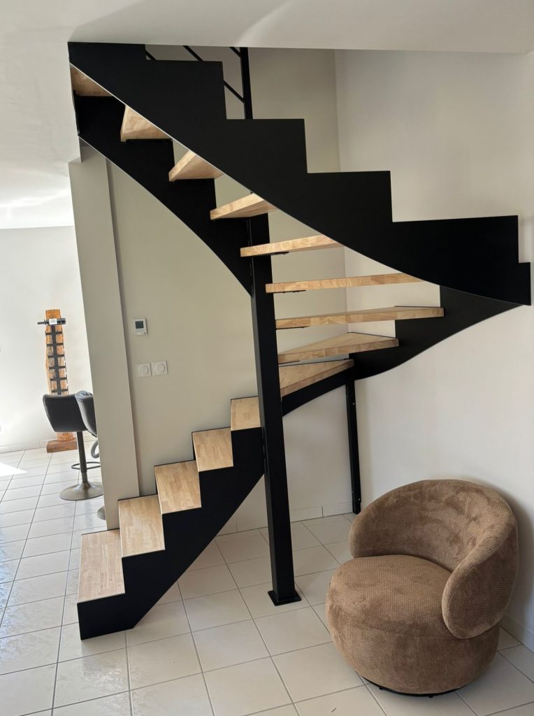 Escalier métal noir à limons crémaillère avec marches en bois sur mesure