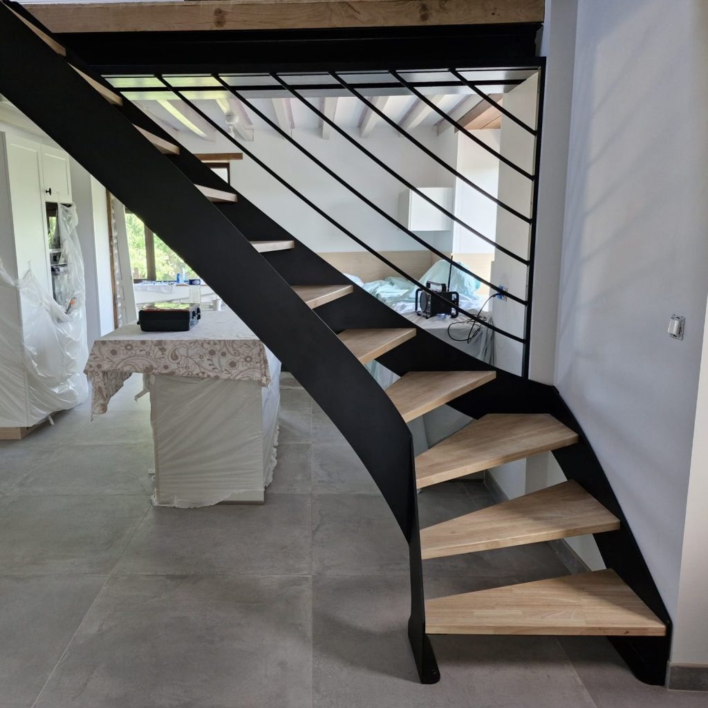 Escalier métal noir avec marches bois et garde-corps sur mesure
