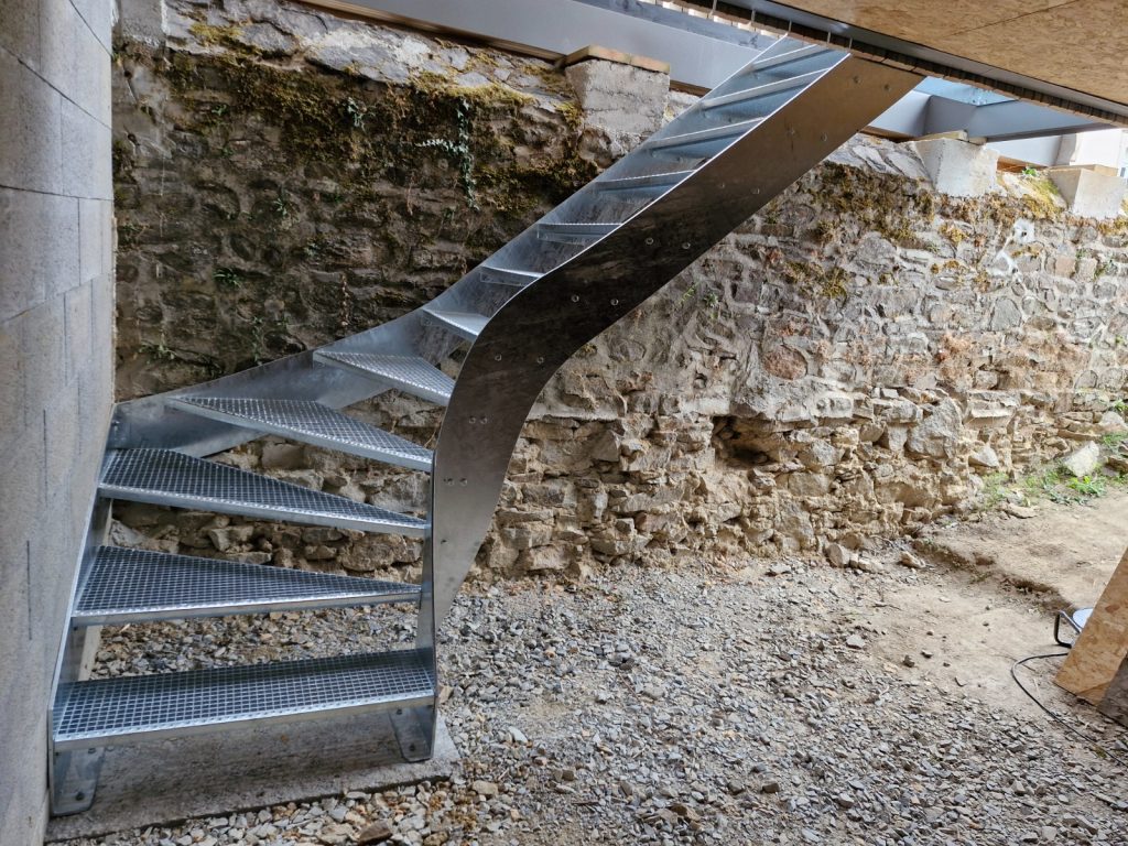 Escalier extérieur en acier galvanisé sur mesure – Esprit Métal