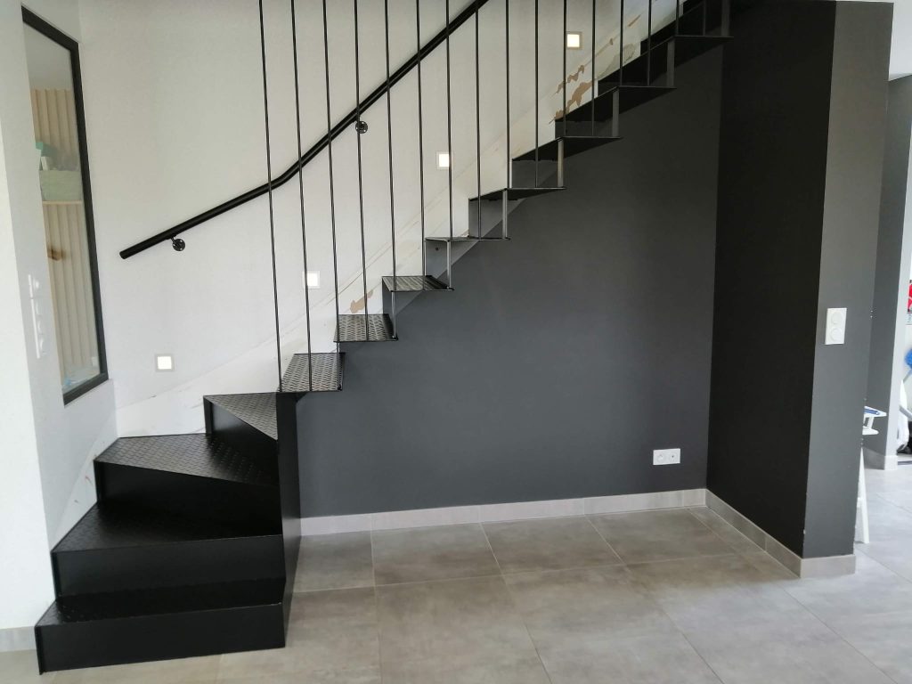 Escalier métallique noir sur mesure avec garde-corps – Esprit Métal Mayenne