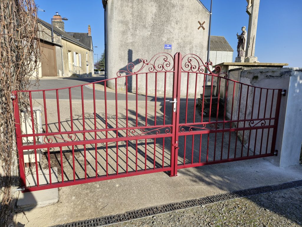Portail métallique sur mesure à deux vantaux en Mayenne