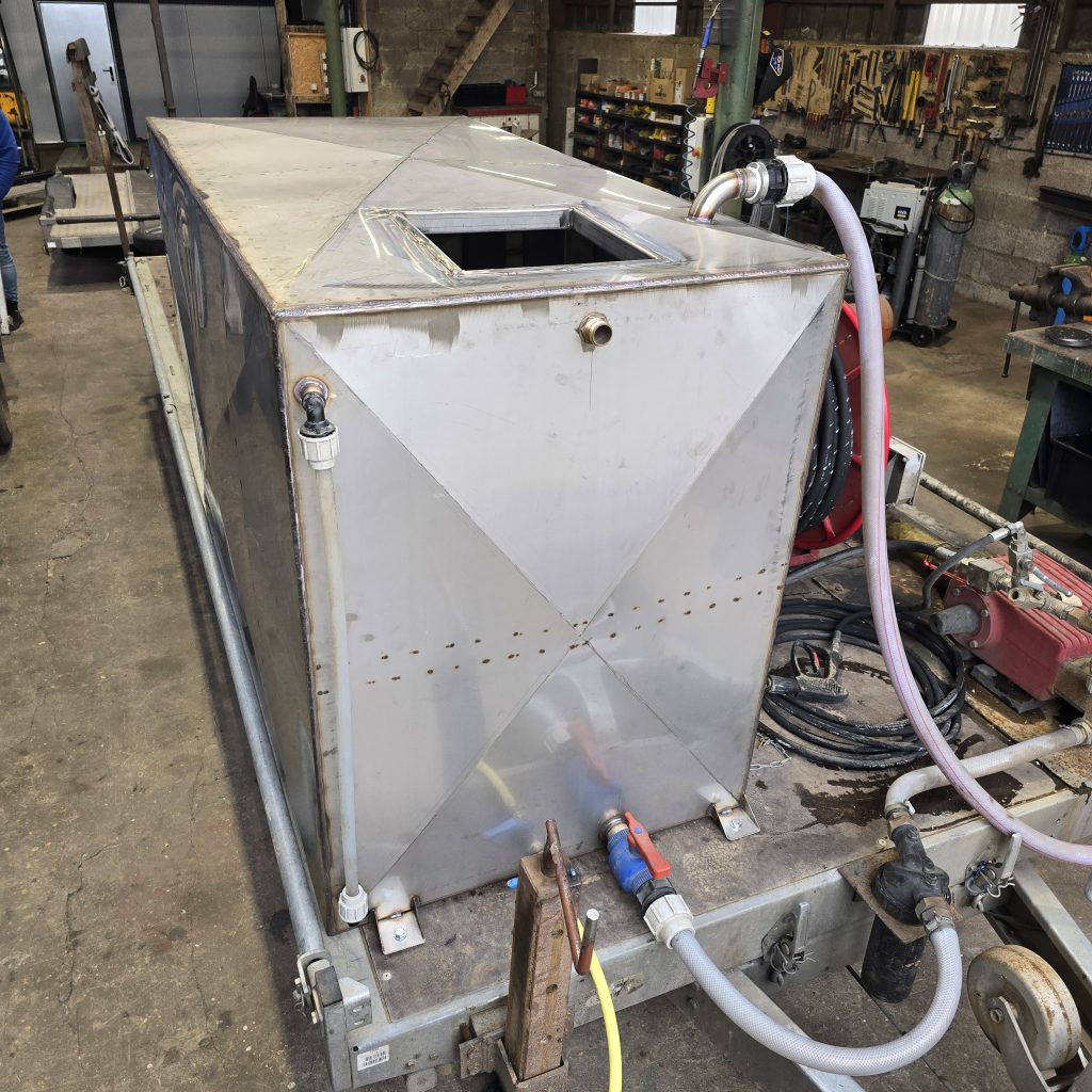 Cuve à eau en acier inoxydable fabriquée sur mesure pour le lavage et le nettoyage de poulaillers par Esprit Métal.