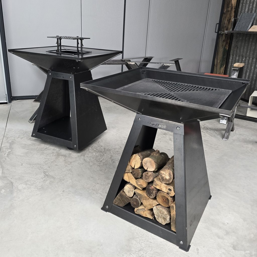 Brasero artisanal EBO 2-en-1 en acier corten, avec plancha au feu de bois et grille barbecue au charbon, fabriqué en Mayenne