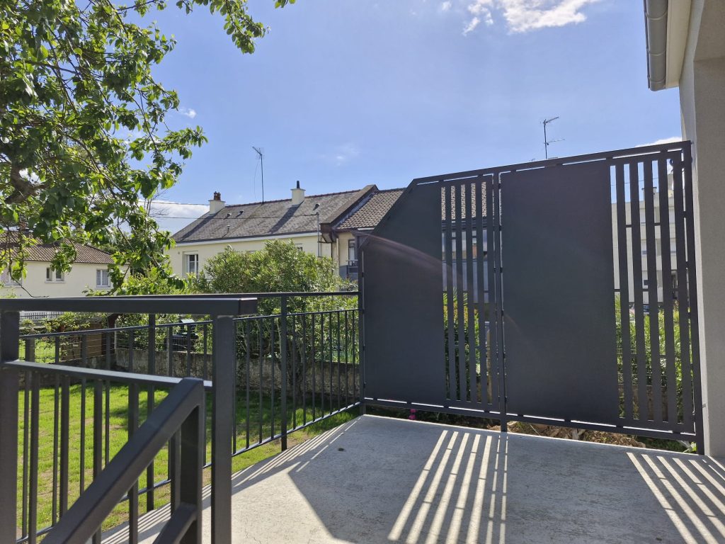 Brise-vue et garde-corps métalliques sur mesure pour terrasse