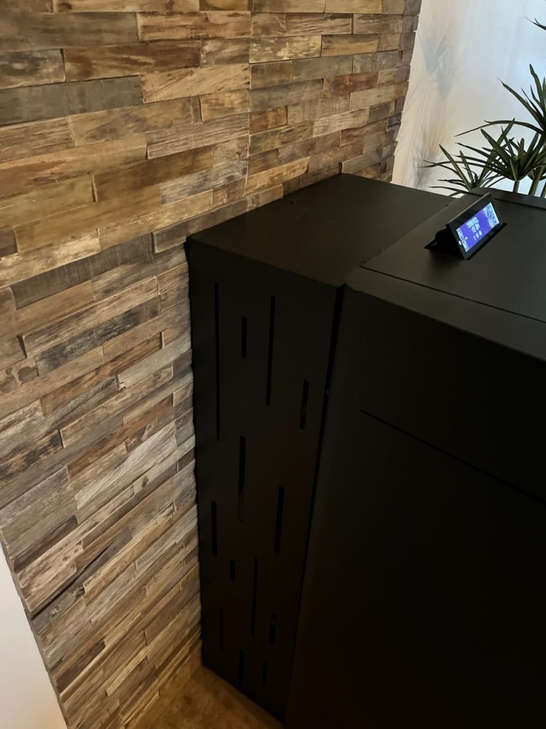 Cache-tuyaux pour poêle à granulés en inox thermolaqué noir avec découpes laser décoratives