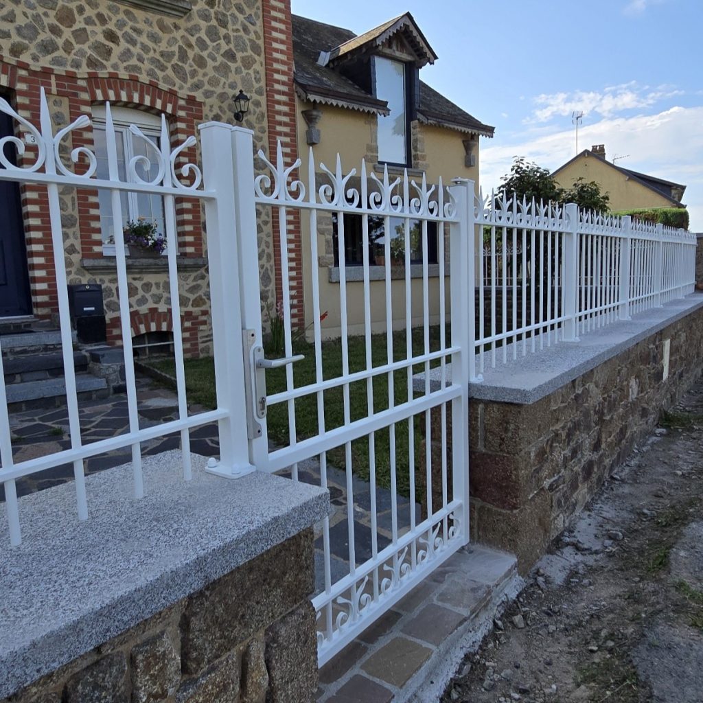 Clôture et portillon métalliques sur mesure avec volutes