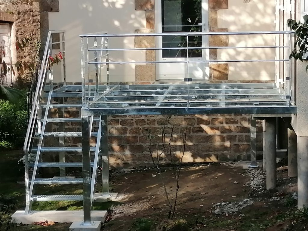 Escalier extérieur et terrasse métallique surélevée