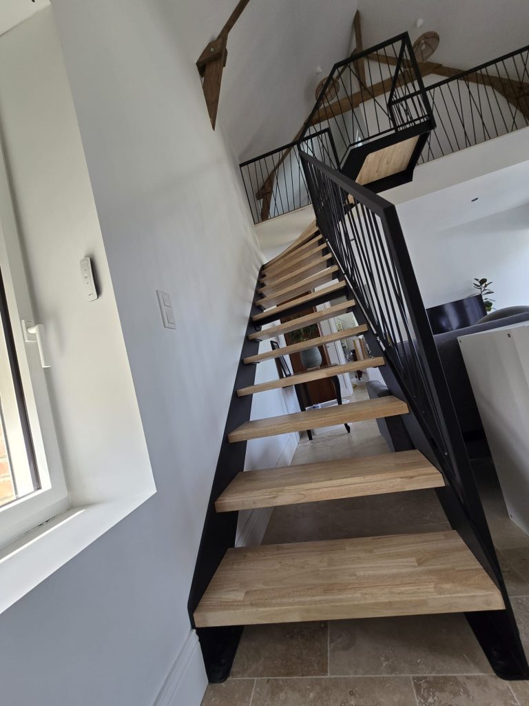 Escalier métal et bois sur mesure avec garde-corps métallique