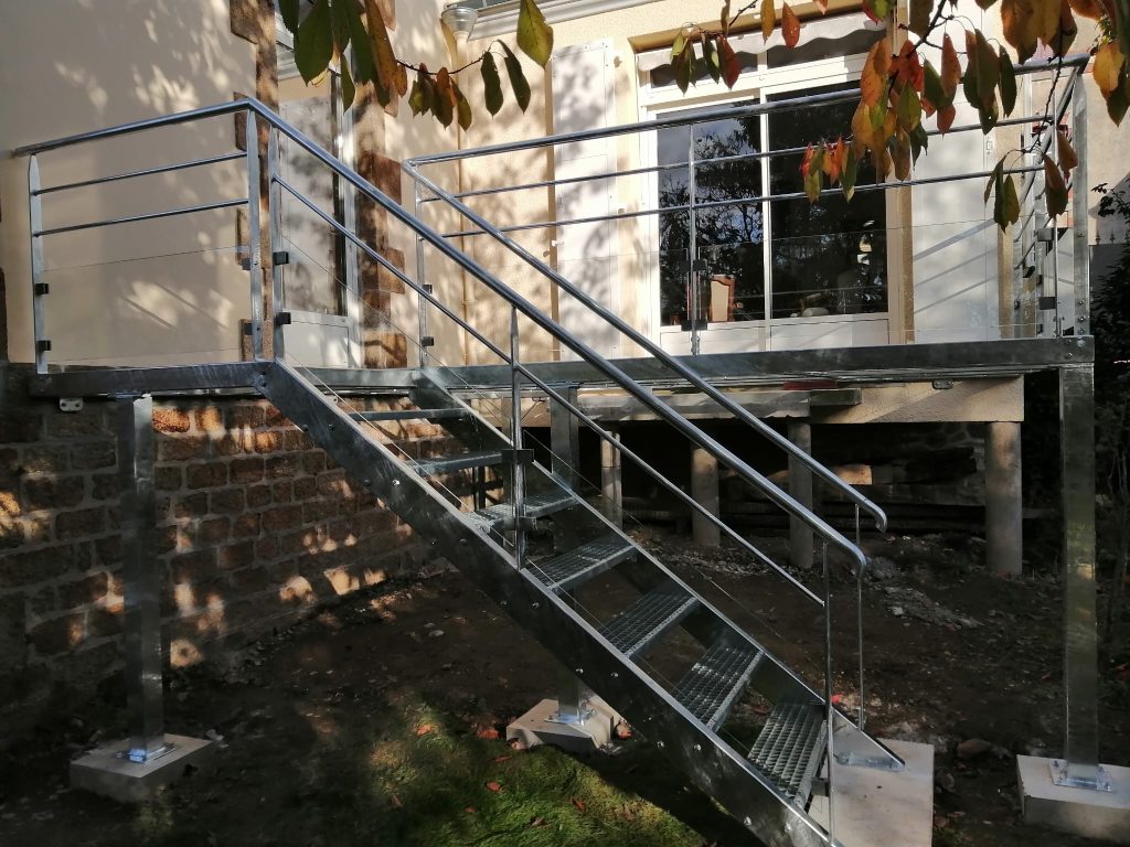 Escalier extérieur et terrasse en acier galvanisé avec garde-corps en verre