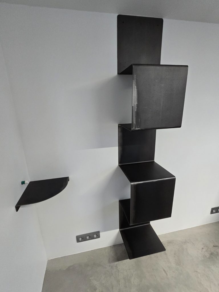 Étagère murale design en zigzag et étagère d'angle pour box Internet, réalisées sur mesure en acier par Esprit Métal.