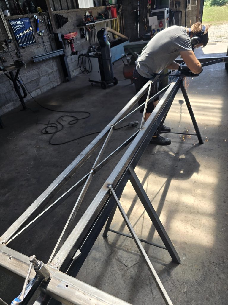 Fabrication d’une pergola sur mesure en acier brut dans notre atelier