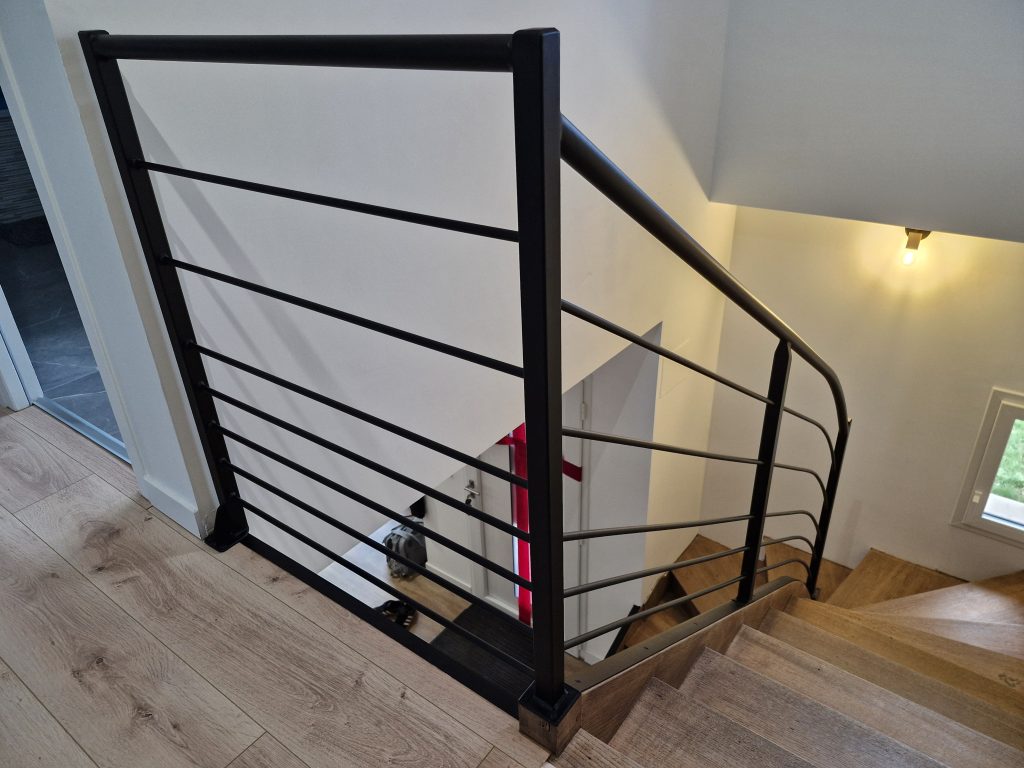 Garde-corps d’escalier en métal noir avec barreaux horizontaux