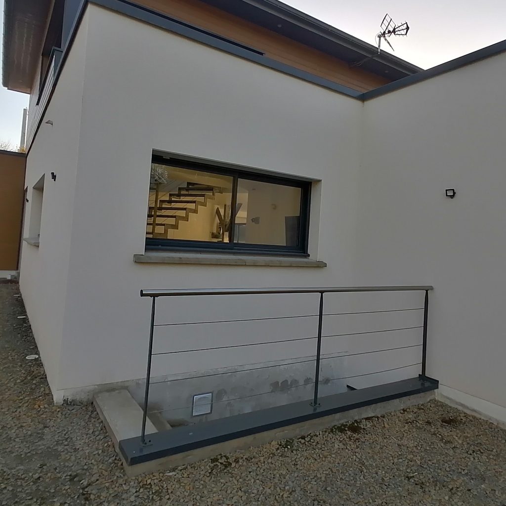 Garde-corps extérieur métallique sur mesure avec câbles tendus