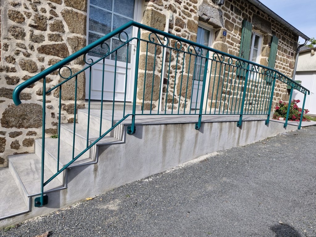 Garde-corps extérieur métallique sur mesure avec volutes décoratives