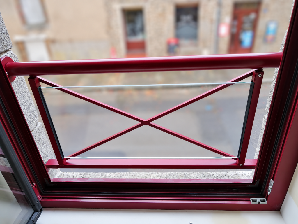 Garde-corps de fenêtre en métal bordeaux avec remplissage en verre