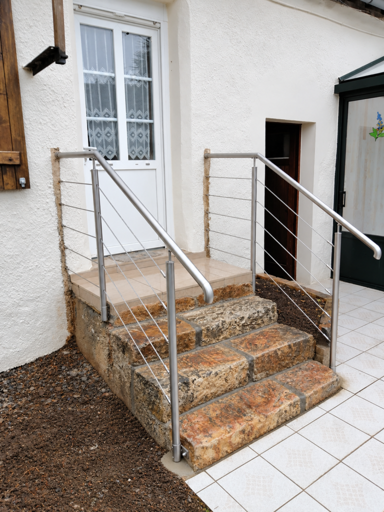 Garde-corps extérieur en inox avec câbles tendus sur escalier