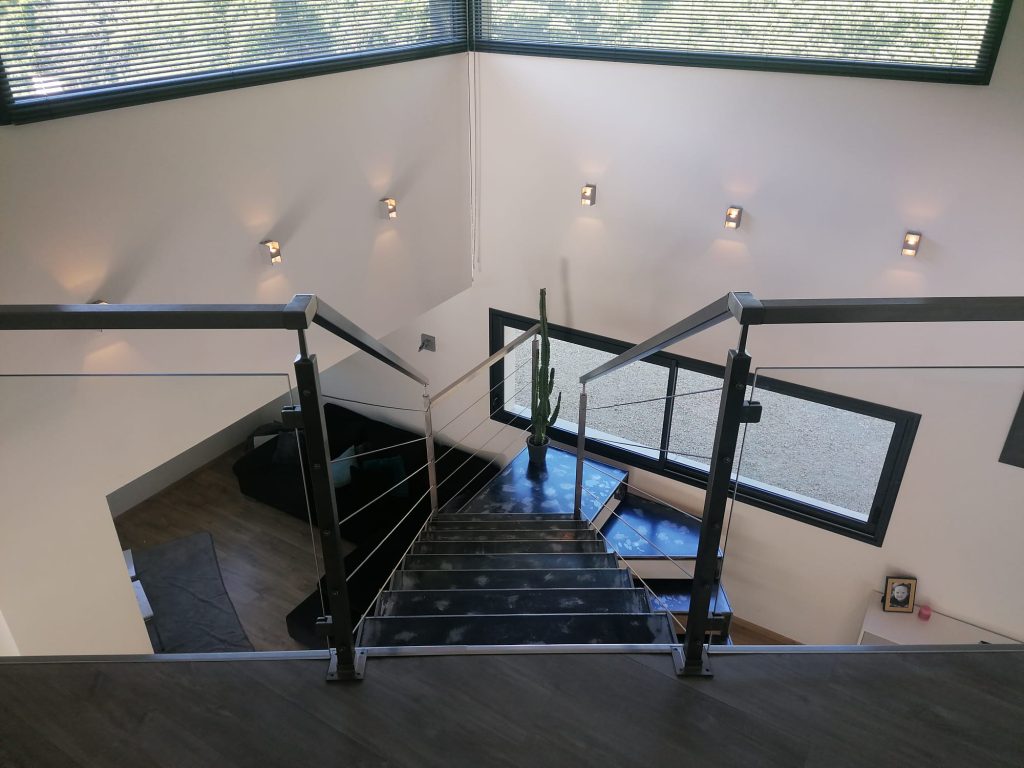 Garde-corps intérieur en inox avec verre et câbles tendus