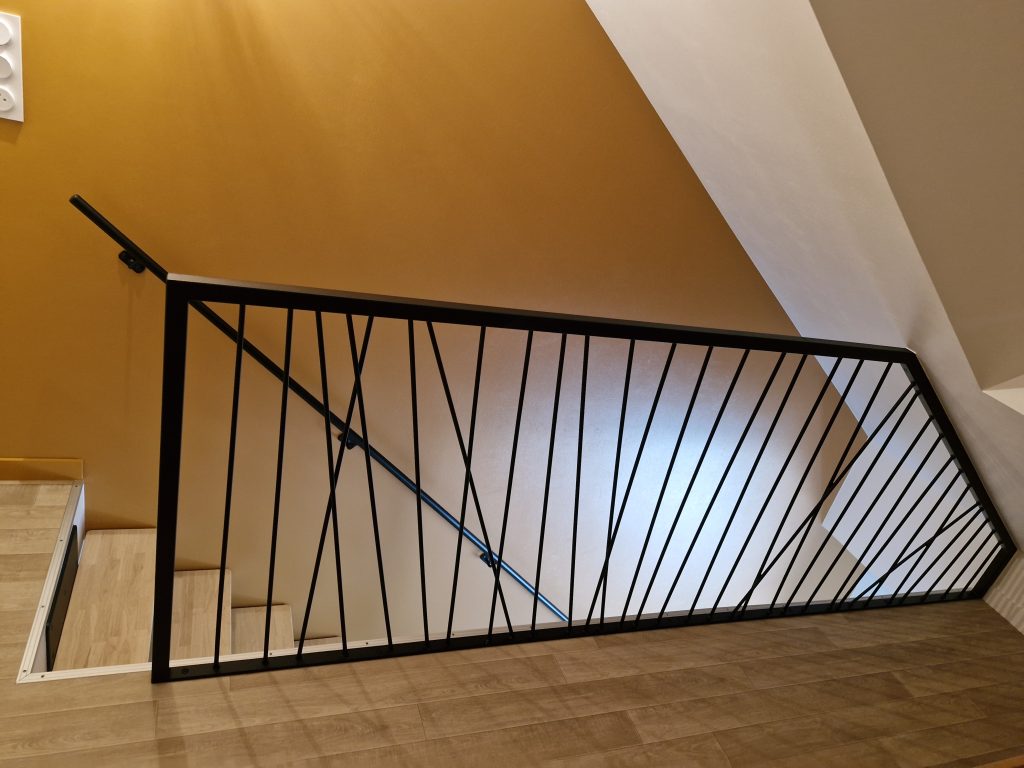 Garde-corps intérieur métallique sur mesure à barreaux inclinés