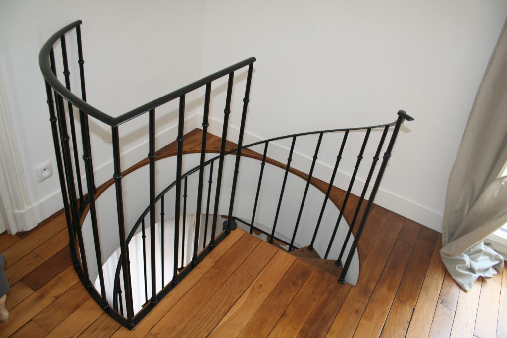 Garde-corps métallique arrondi sur mesure autour d’une trémie d’escalier