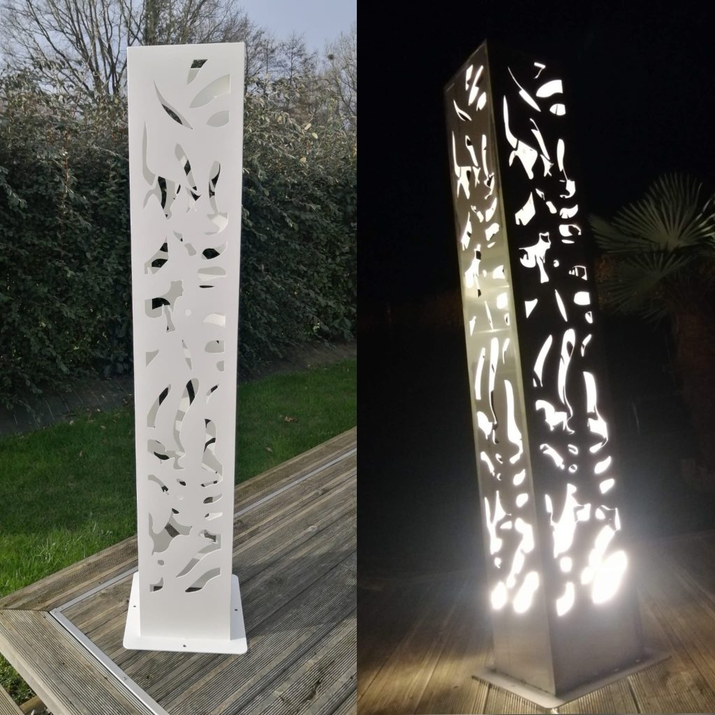 Habillage décoratif pour éclairage extérieur en inox thermolaqué blanc avec motifs découpés au laser