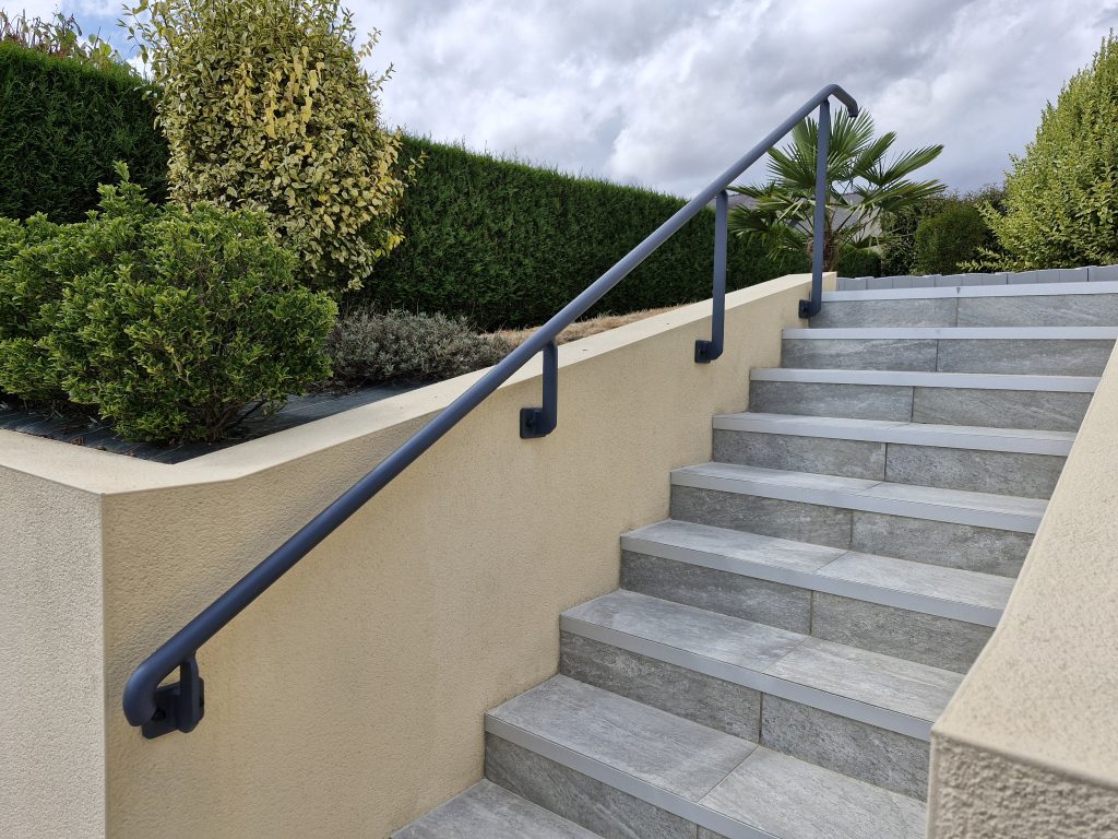 Main courante métallique sur mesure pour escalier extérieur