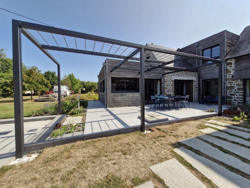 Pergola métallique adossée à une maison pour couvrir une terrasse