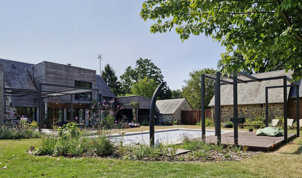 Pergolas métalliques fabriquées par Esprit Métal en Mayenne