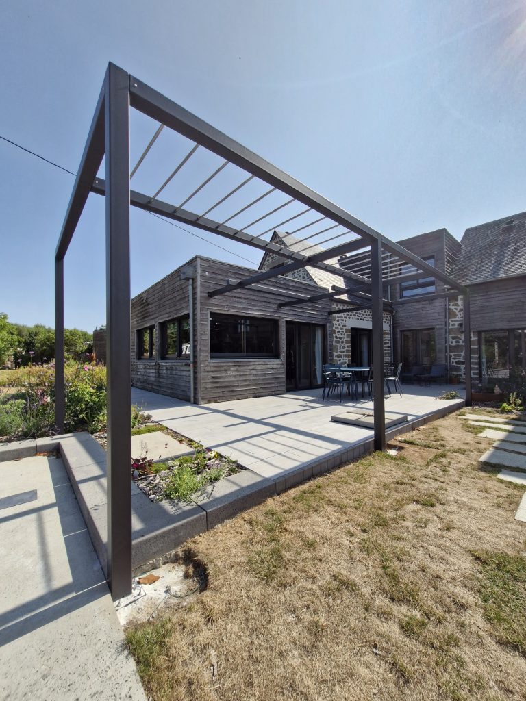 Pergola métallique sur terrasse fabriquée par Esprit Métal en Mayenne