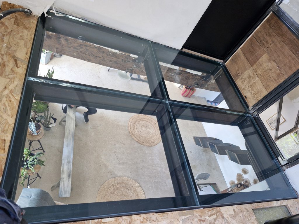 Plancher vitré sur structure métallique en acier réalisé sur mesure