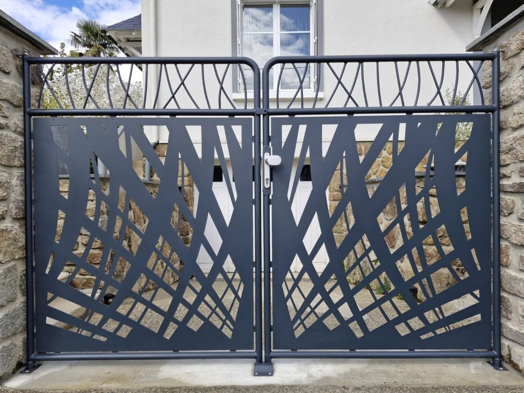 Portail métallique sur mesure avec découpe laser décorative
