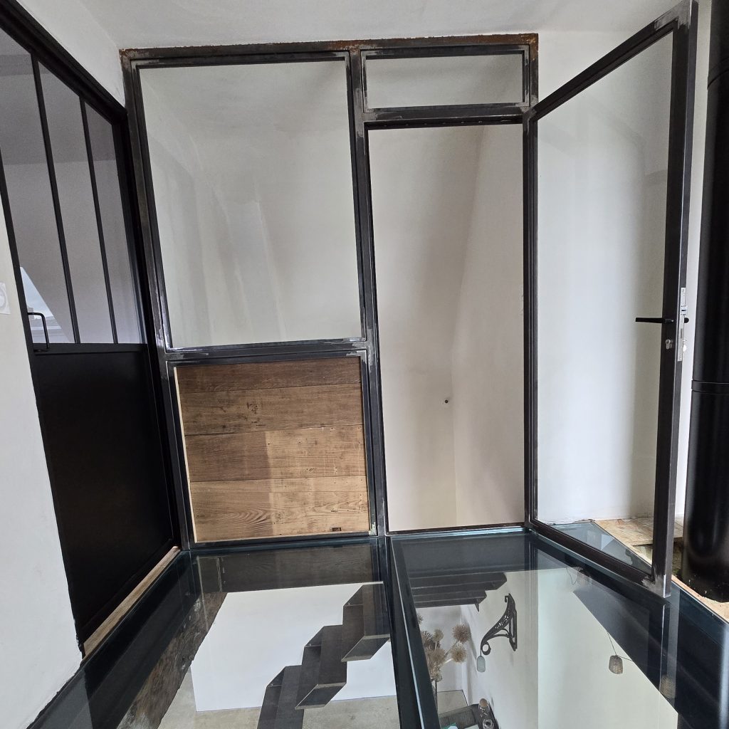 Porte verrière intérieure en acier avec châssis vitré sur mesure