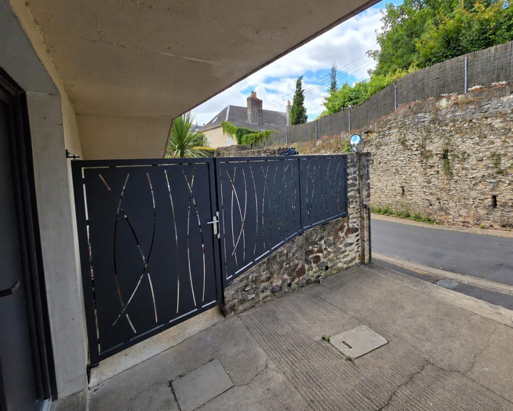 Portillon et clôture avec cadre acier et tôles aluminium découpées au laser