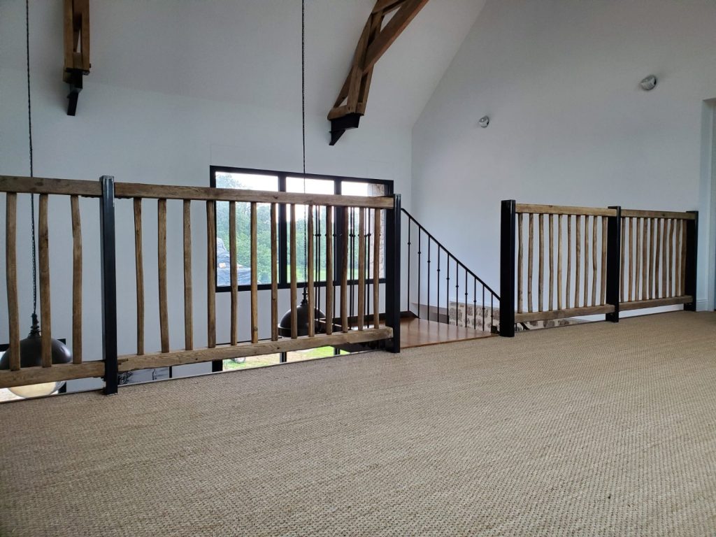 Poteaux métalliques sur mesure pour garde-corps en bois type râtelier