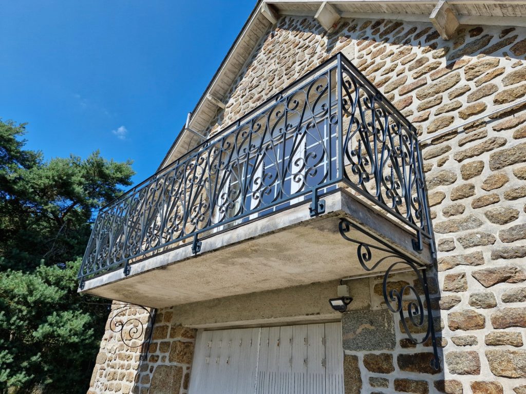 Garde-corps de balcon métallique avec volutes rénové et modifié