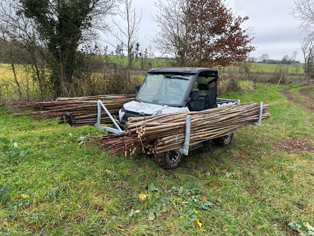 Supports métalliques fabriqués sur mesure pour le transport de jeunes arbres sur un véhicule utilitaire Polaris destiné à un sylviculteur.
