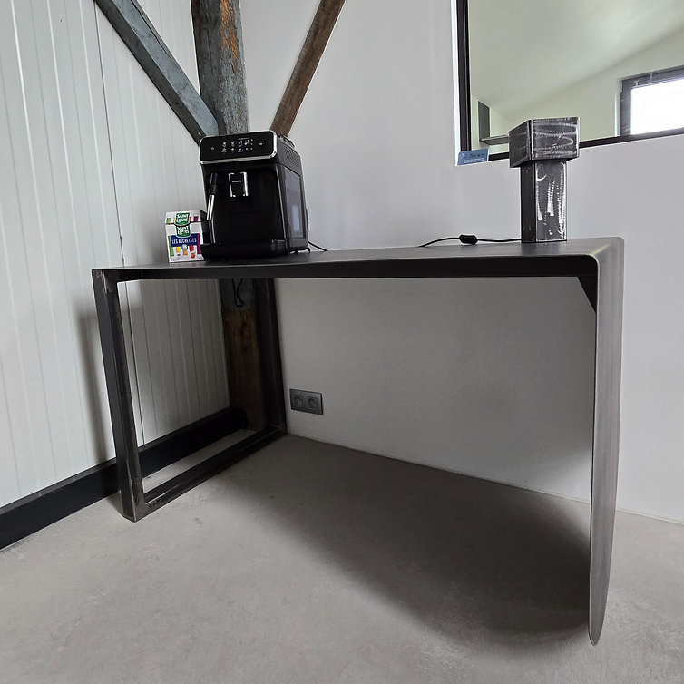 Table en tôle d'acier pliée sur mesure, finition acier brut vernis mat, au design industriel épuré.