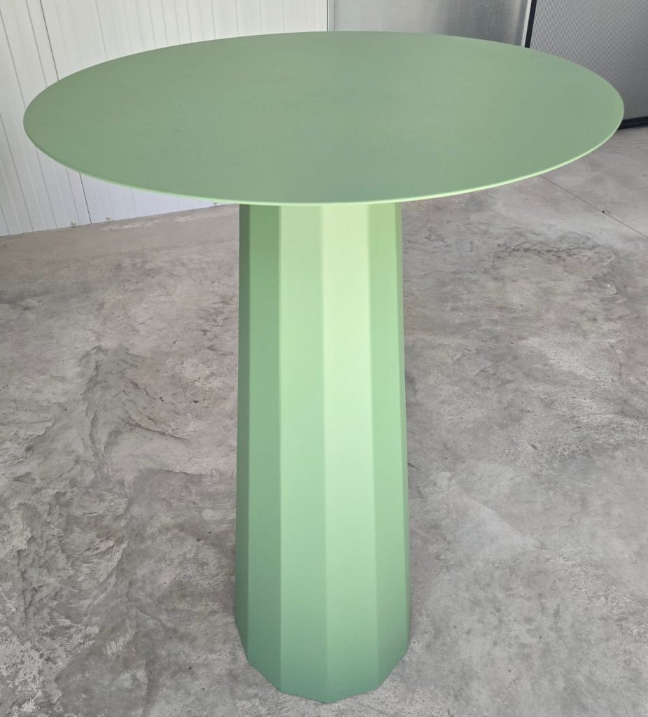 Table haute ronde en acier galvanisé thermolaqué vert avec pied central géométrique
