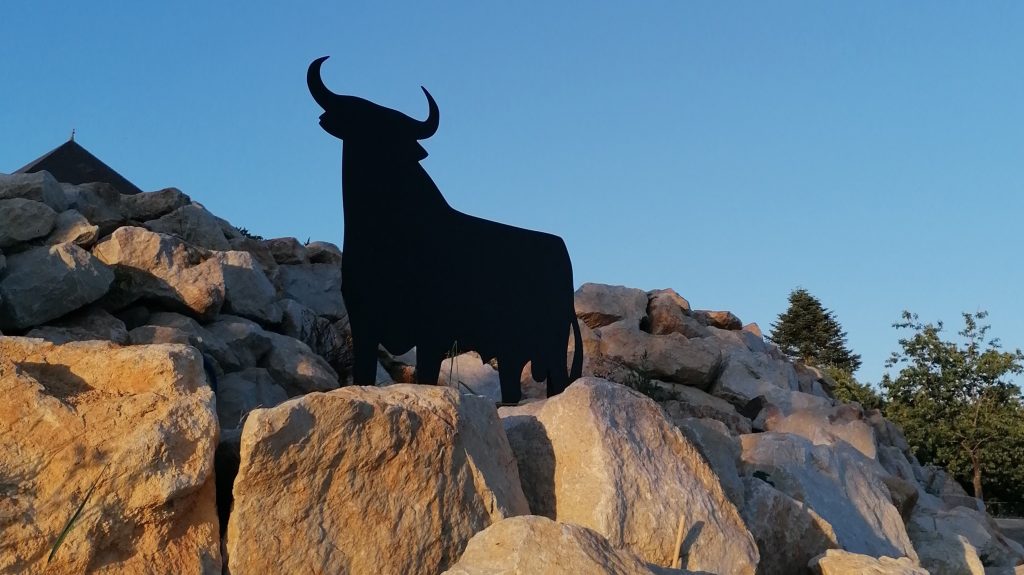 Silhouette de taureau en acier découpé au laser, installée sur un enrochement