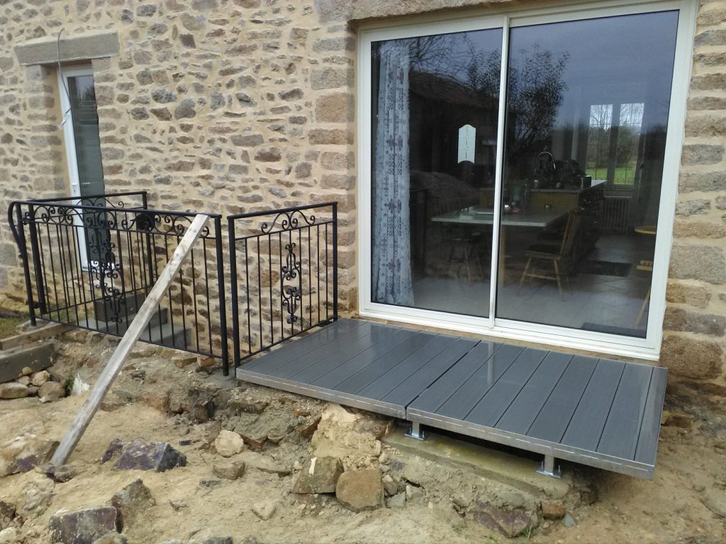 Terrasse métallique demi-pliante en acier galvanisé permettant l'accès à une cave