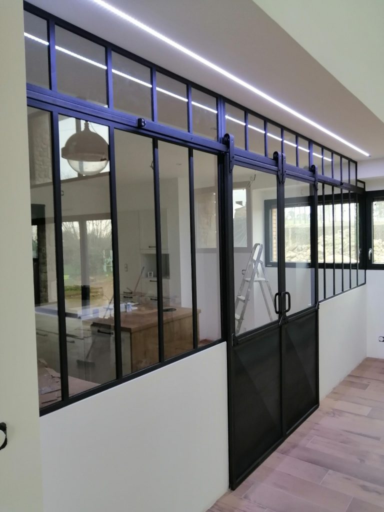 Grande verrière intérieure en acier avec portes coulissantes sur mesure